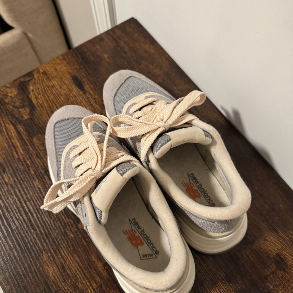 New Balance Lifestyle 997R Linen & Concrete Shoes - Picture 2 of 6